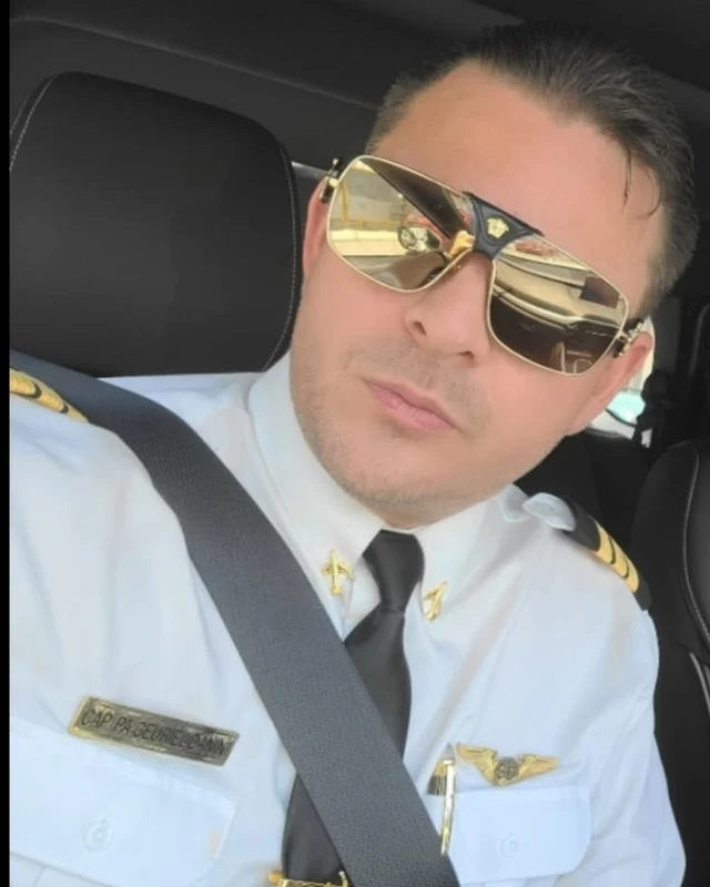 Geuriel Danini, fundador y director de NexoMedia, con uniforme de piloto aviador